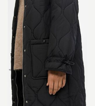 Line long quilted jacket
